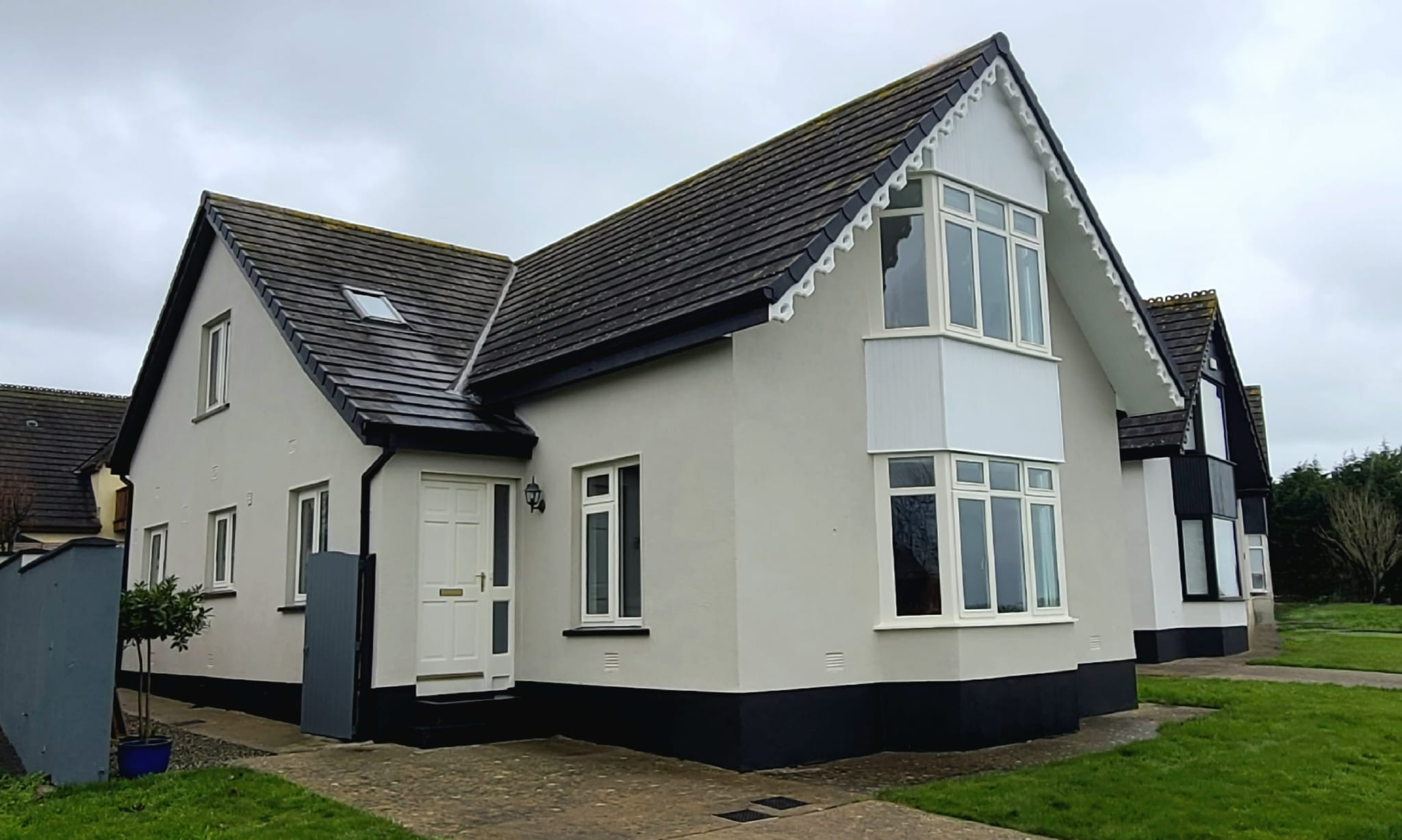 ÉireShine exterior cleaning result on a beach house